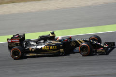 Romain Grosjean loosing the engine cover in Barcelona 2015